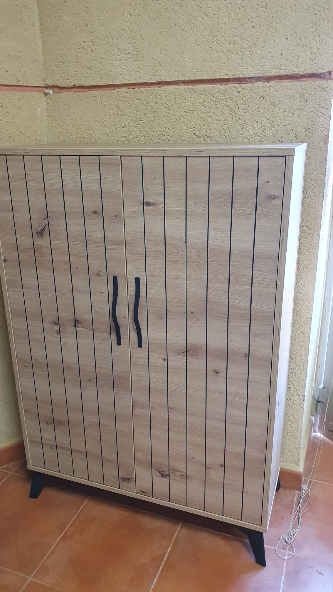 Mueble auxiliar con baldas en acabado Roble Amazonas. Diseño actual, pata alta y fabricación nacional. Medidas 80 x 115 x 33 cm.