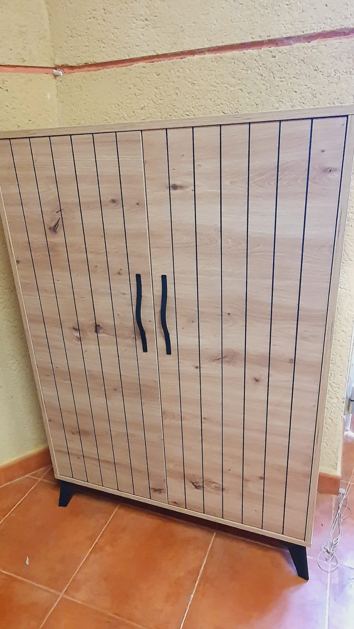 Mueble auxiliar con baldas en acabado Roble Amazonas. Diseño actual, pata alta y fabricación nacional. Medidas 80 x 115 x 33 cm.