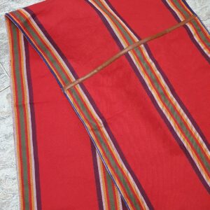 Fabricadas con tejidos resistentes y colores típicos, estas alforjas están pensadas para acompañar al caballo o al burro en las faenas diarias, con un tamaño amplio y práctico para cargar todo lo necesario.