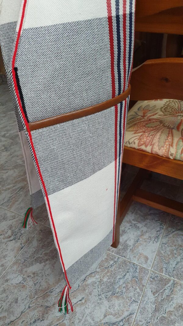 Fabricadas con tejidos resistentes y colores típicos, estas alforjas están pensadas para acompañar al caballo o al burro en las faenas diarias, con un tamaño amplio y práctico para cargar todo lo necesario.