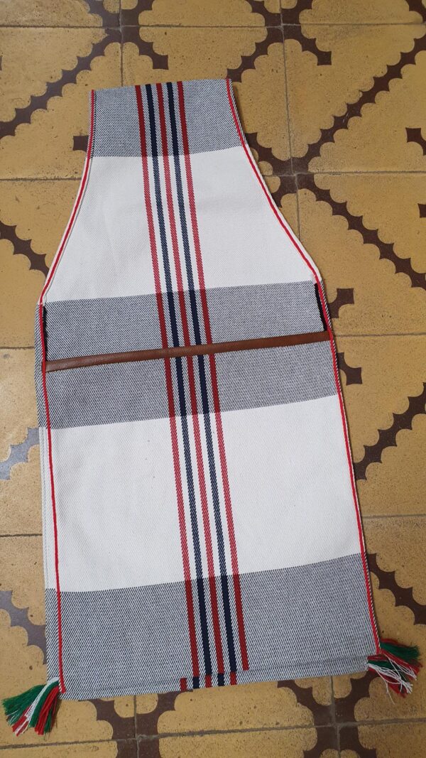 Fabricadas con tejidos resistentes y colores típicos, estas alforjas están pensadas para acompañar al caballo o al burro en las faenas diarias, con un tamaño amplio y práctico para cargar todo lo necesario.