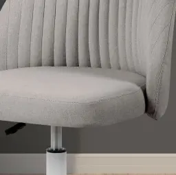 Silla de oficina ergonómica con ruedas, tapizada en textil resistente y confortable, diseñada para trabajar con comodidad y estilo en cualquier espacio de trabajo.