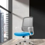 Silla de oficina ergonómica con ruedas, tapizada en textil resistente y confortable, diseñada para trabajar con comodidad y estilo en cualquier espacio de trabajo.