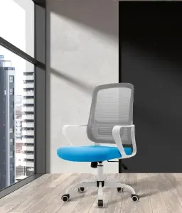 Silla de oficina ergonómica con ruedas, tapizada en textil resistente y confortable, diseñada para trabajar con comodidad y estilo en cualquier espacio de trabajo.