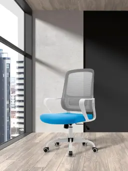 Silla de oficina ergonómica con ruedas, tapizada en textil resistente y confortable, diseñada para trabajar con comodidad y estilo en cualquier espacio de trabajo.