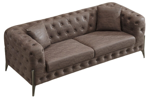 Sofá Chester de 3 plazas de Artisa, tapizado en tejido de alta calidad, disponible en cuatro colores. Diseño clásico con capitoné y una excelente relación calidad-precio.