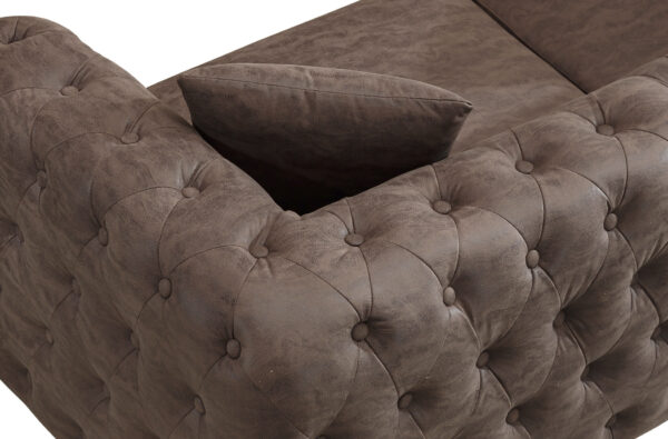 Sofá Chester de 3 plazas de Artisa, tapizado en tejido de alta calidad, disponible en cuatro colores. Diseño clásico con capitoné y una excelente relación calidad-precio.