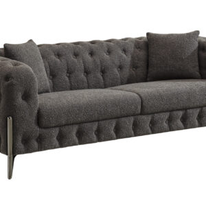 Sofá Chester de 3 plazas de Artisa, tapizado en tejido de alta calidad, disponible en cuatro colores. Diseño clásico con capitoné y una excelente relación calidad-precio.