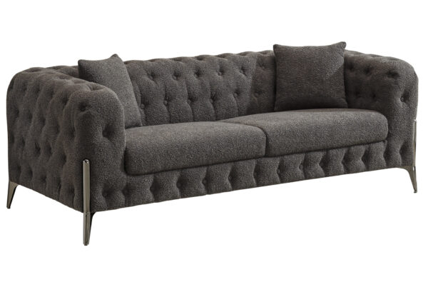 Sofá Chester de 3 plazas de Artisa, tapizado en tejido de alta calidad, disponible en cuatro colores. Diseño clásico con capitoné y una excelente relación calidad-precio.