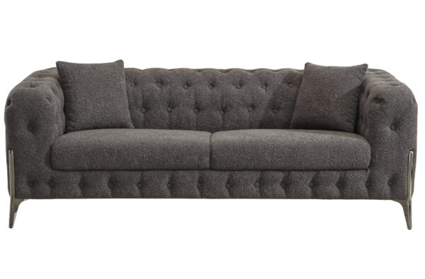 Sofá Chester de 3 plazas de Artisa, tapizado en tejido de alta calidad, disponible en cuatro colores. Diseño clásico con capitoné y una excelente relación calidad-precio.