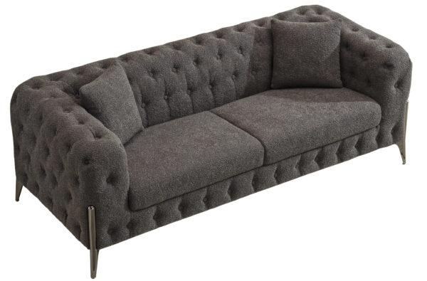 Sofá Chester de 3 plazas de Artisa, tapizado en tejido de alta calidad, disponible en cuatro colores. Diseño clásico con capitoné y una excelente relación calidad-precio.