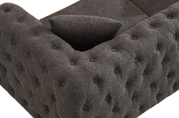 Sofá Chester de 3 plazas de Artisa, tapizado en tejido de alta calidad, disponible en cuatro colores. Diseño clásico con capitoné y una excelente relación calidad-precio.