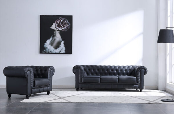 Sofá Chester de 3 plazas de Artisa, tapizado en tejido de alta calidad, disponible en cuatro colores. Diseño clásico con capitoné y una excelente relación calidad-precio.