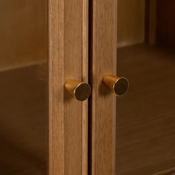 Descubre la funcionalidad y estilo con nuestra vitrina moderna: madera DM, 4 puertas y elegantes patas de metal.