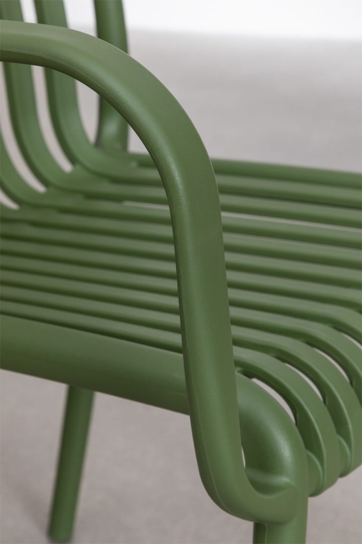 Descubre la versatilidad y durabilidad de nuestra silla de jardín, fabricada en polipropileno y con brazos para un confort adicional en tus momentos al aire libre.