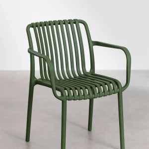 Descubre la versatilidad y durabilidad de nuestra silla de jardín, fabricada en polipropileno y con brazos para un confort adicional en tus momentos al aire libre.