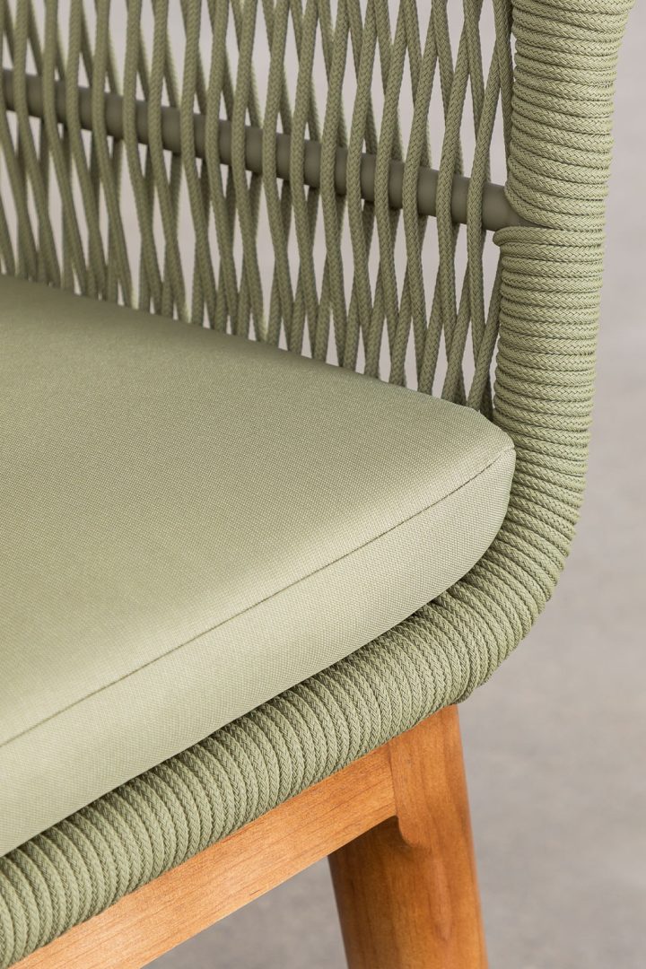 Descubre la elegancia y resistencia de nuestra silla de terraza, fabricada en cuerda sintética y con patas de madera para un ambiente acogedor al aire libre
