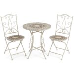 Conjunto de jardín compuesto por mesa redonda y dos sillas plegables de estructura metálica negra con asiento y tablero de mosaico decorativo, ideal para terraza o patio exterior.