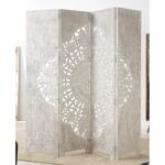 Biombo Blanco tallado con un diseño elegante. Perfecto para crear contrastes y dividir ambientes.