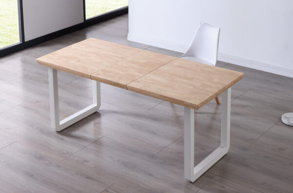 Conjunto de comedor compuesto por una mesa extensible de diseño industrial, con tablero de madera y patas metálicas negras, acompañado de 4 sillas tapizadas en distintos colores a elegir, ideales para ambientes modernos y funcionales.