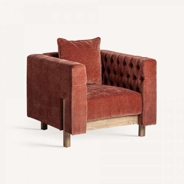 Sillón de VICAL disponible en Artisa, fabricado en madera de pino y roble, con un diseño versátil y atemporal que se adapta a cualquier estilo de interior. Sus amplias medidas de 85x89x86cm lo convierten en el espacio ideal para momentos de relajación, combinando calidad, simplicidad y confort duradero.