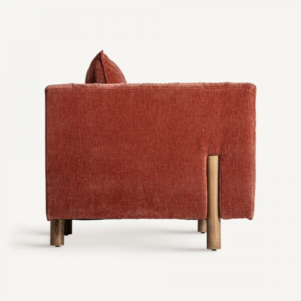 Sillón de VICAL disponible en Artisa, fabricado en madera de pino y roble, con un diseño versátil y atemporal que se adapta a cualquier estilo de interior. Sus amplias medidas de 85x89x86cm lo convierten en el espacio ideal para momentos de relajación, combinando calidad, simplicidad y confort duradero.