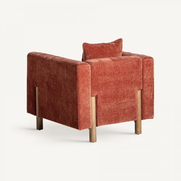 Sillón de VICAL disponible en Artisa, fabricado en madera de pino y roble, con un diseño versátil y atemporal que se adapta a cualquier estilo de interior. Sus amplias medidas de 85x89x86cm lo convierten en el espacio ideal para momentos de relajación, combinando calidad, simplicidad y confort duradero.