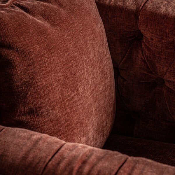 Sillón de VICAL disponible en Artisa, fabricado en madera de pino y roble, con un diseño versátil y atemporal que se adapta a cualquier estilo de interior. Sus amplias medidas de 85x89x86cm lo convierten en el espacio ideal para momentos de relajación, combinando calidad, simplicidad y confort duradero.