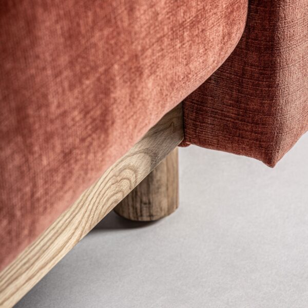 Sillón de VICAL disponible en Artisa, fabricado en madera de pino y roble, con un diseño versátil y atemporal que se adapta a cualquier estilo de interior. Sus amplias medidas de 85x89x86cm lo convierten en el espacio ideal para momentos de relajación, combinando calidad, simplicidad y confort duradero.