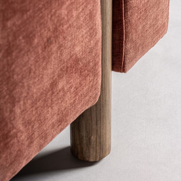 Sillón de VICAL disponible en Artisa, fabricado en madera de pino y roble, con un diseño versátil y atemporal que se adapta a cualquier estilo de interior. Sus amplias medidas de 85x89x86cm lo convierten en el espacio ideal para momentos de relajación, combinando calidad, simplicidad y confort duradero.
