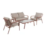 Conjunto de jardín artesanal compuesto por un sofá, dos sillas y una mesa. Fabricado con materiales resistentes y diseño moderno en tonos neutros, perfecto para crear un espacio acogedor y elegante en tu terraza o jardín. Ideal para disfrutar de momentos al aire libre con estilo y confort.