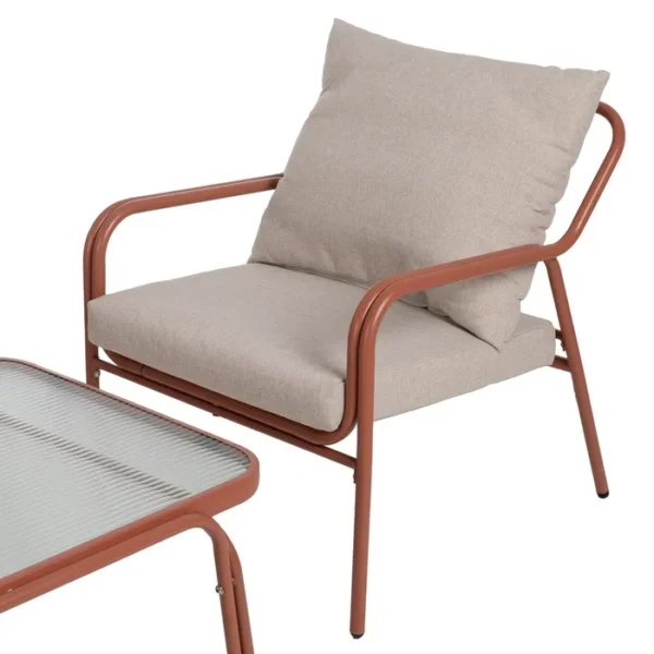 Conjunto de jardín artesanal compuesto por un sofá, dos sillas y una mesa. Fabricado con materiales resistentes y diseño moderno en tonos neutros, perfecto para crear un espacio acogedor y elegante en tu terraza o jardín. Ideal para disfrutar de momentos al aire libre con estilo y confort.