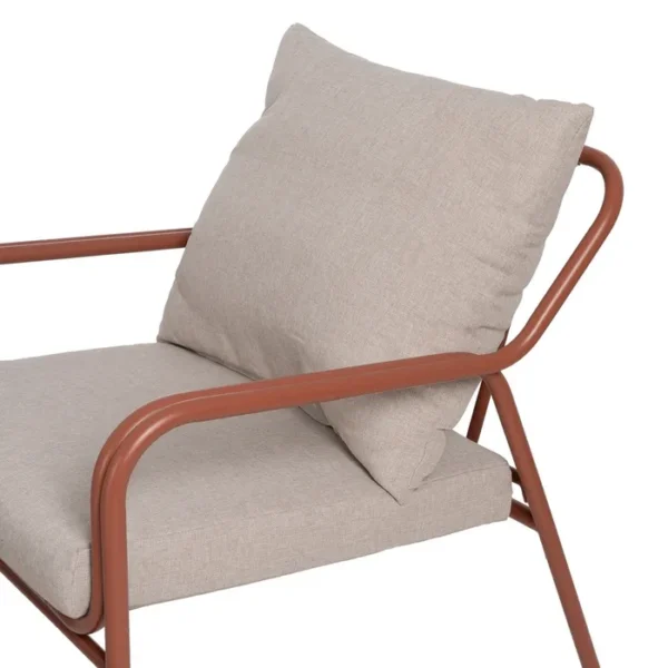 Conjunto de jardín artesanal compuesto por un sofá, dos sillas y una mesa. Fabricado con materiales resistentes y diseño moderno en tonos neutros, perfecto para crear un espacio acogedor y elegante en tu terraza o jardín. Ideal para disfrutar de momentos al aire libre con estilo y confort.