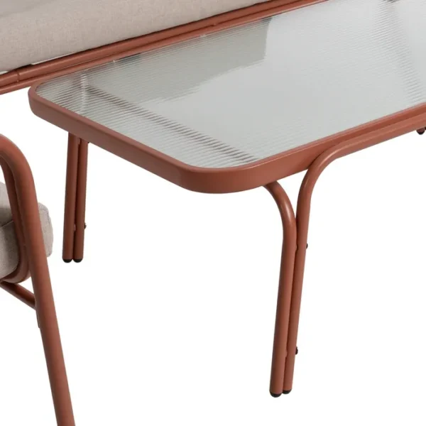 Conjunto de jardín artesanal compuesto por un sofá, dos sillas y una mesa. Fabricado con materiales resistentes y diseño moderno en tonos neutros, perfecto para crear un espacio acogedor y elegante en tu terraza o jardín. Ideal para disfrutar de momentos al aire libre con estilo y confort.