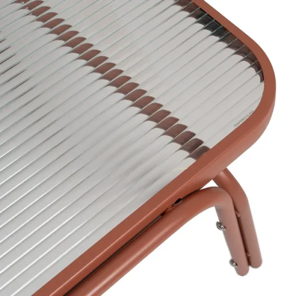 Conjunto de jardín artesanal compuesto por un sofá, dos sillas y una mesa. Fabricado con materiales resistentes y diseño moderno en tonos neutros, perfecto para crear un espacio acogedor y elegante en tu terraza o jardín. Ideal para disfrutar de momentos al aire libre con estilo y confort.