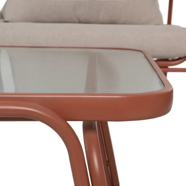 Conjunto de jardín artesanal compuesto por un sofá, dos sillas y una mesa. Fabricado con materiales resistentes y diseño moderno en tonos neutros, perfecto para crear un espacio acogedor y elegante en tu terraza o jardín. Ideal para disfrutar de momentos al aire libre con estilo y confort.