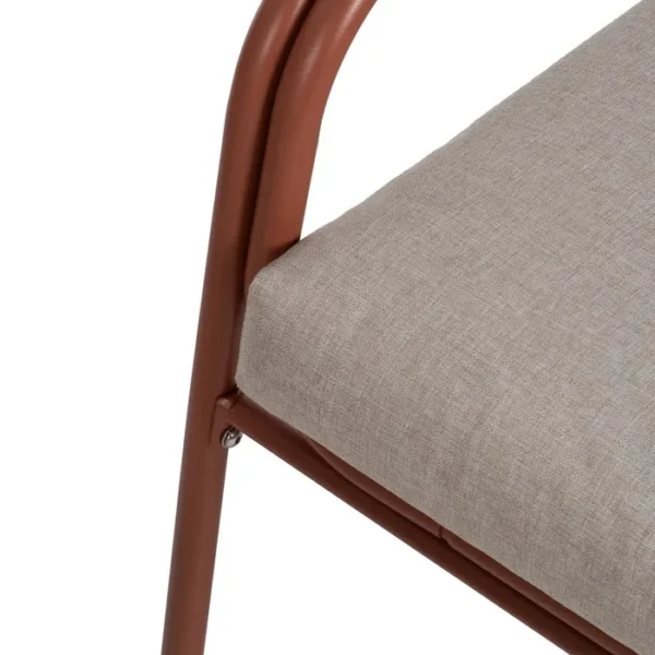 Conjunto de jardín artesanal compuesto por un sofá, dos sillas y una mesa. Fabricado con materiales resistentes y diseño moderno en tonos neutros, perfecto para crear un espacio acogedor y elegante en tu terraza o jardín. Ideal para disfrutar de momentos al aire libre con estilo y confort.