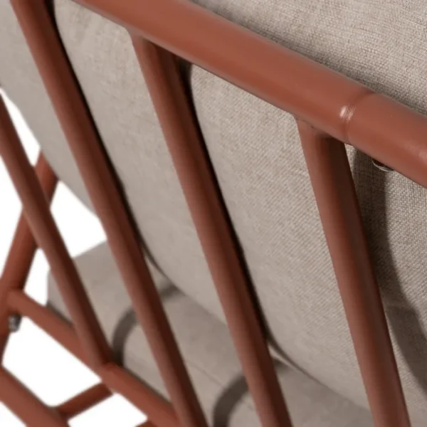 Conjunto de jardín artesanal compuesto por un sofá, dos sillas y una mesa. Fabricado con materiales resistentes y diseño moderno en tonos neutros, perfecto para crear un espacio acogedor y elegante en tu terraza o jardín. Ideal para disfrutar de momentos al aire libre con estilo y confort.