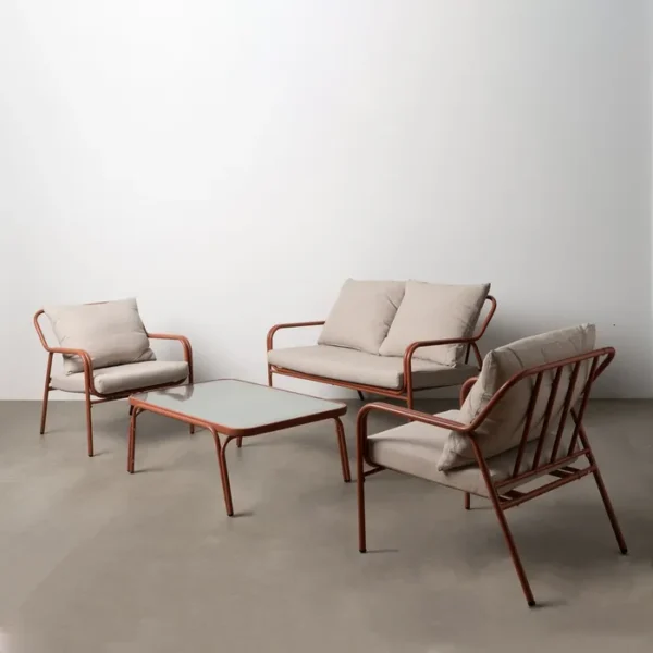 Conjunto de jardín artesanal compuesto por un sofá, dos sillas y una mesa. Fabricado con materiales resistentes y diseño moderno en tonos neutros, perfecto para crear un espacio acogedor y elegante en tu terraza o jardín. Ideal para disfrutar de momentos al aire libre con estilo y confort.