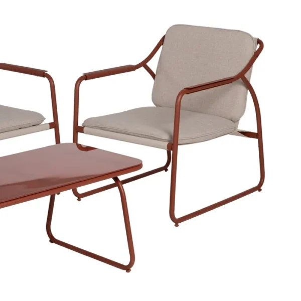 Conjunto de jardín artesanal compuesto por un sofá, dos sillas y una mesa. Fabricado con materiales resistentes y diseño moderno en tonos neutros, perfecto para crear un espacio acogedor y elegante en tu terraza o jardín. Ideal para disfrutar de momentos al aire libre con estilo y confort.