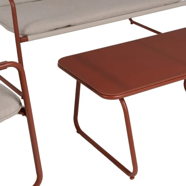 Conjunto de jardín artesanal compuesto por un sofá, dos sillas y una mesa. Fabricado con materiales resistentes y diseño moderno en tonos neutros, perfecto para crear un espacio acogedor y elegante en tu terraza o jardín. Ideal para disfrutar de momentos al aire libre con estilo y confort.