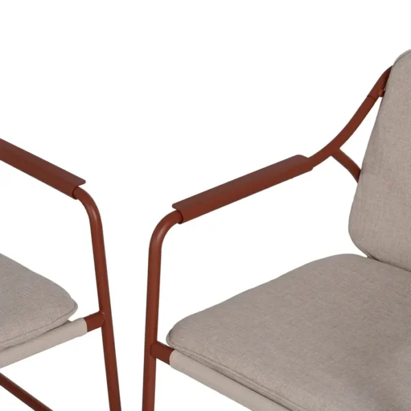 Conjunto de jardín artesanal compuesto por un sofá, dos sillas y una mesa. Fabricado con materiales resistentes y diseño moderno en tonos neutros, perfecto para crear un espacio acogedor y elegante en tu terraza o jardín. Ideal para disfrutar de momentos al aire libre con estilo y confort.