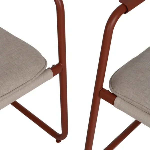Conjunto de jardín artesanal compuesto por un sofá, dos sillas y una mesa. Fabricado con materiales resistentes y diseño moderno en tonos neutros, perfecto para crear un espacio acogedor y elegante en tu terraza o jardín. Ideal para disfrutar de momentos al aire libre con estilo y confort.