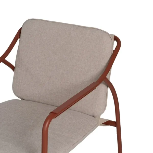 Conjunto de jardín artesanal compuesto por un sofá, dos sillas y una mesa. Fabricado con materiales resistentes y diseño moderno en tonos neutros, perfecto para crear un espacio acogedor y elegante en tu terraza o jardín. Ideal para disfrutar de momentos al aire libre con estilo y confort.