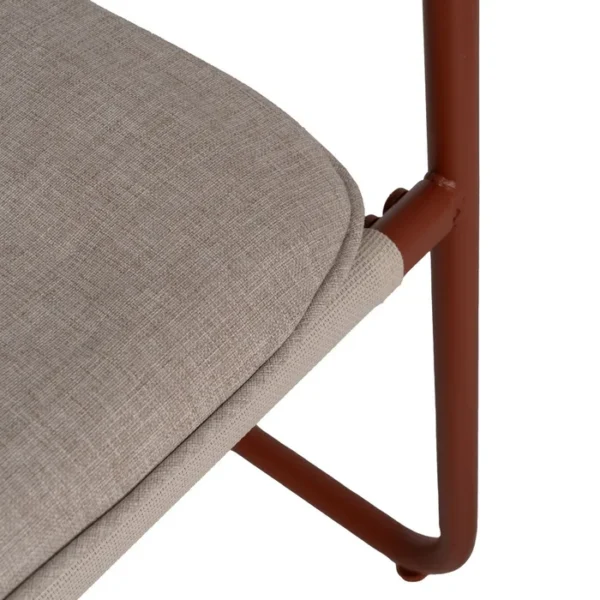 Conjunto de jardín artesanal compuesto por un sofá, dos sillas y una mesa. Fabricado con materiales resistentes y diseño moderno en tonos neutros, perfecto para crear un espacio acogedor y elegante en tu terraza o jardín. Ideal para disfrutar de momentos al aire libre con estilo y confort.