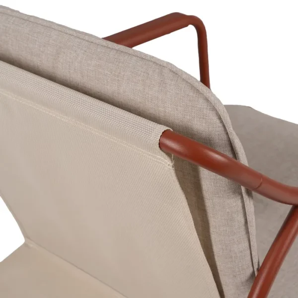Conjunto de jardín artesanal compuesto por un sofá, dos sillas y una mesa. Fabricado con materiales resistentes y diseño moderno en tonos neutros, perfecto para crear un espacio acogedor y elegante en tu terraza o jardín. Ideal para disfrutar de momentos al aire libre con estilo y confort.