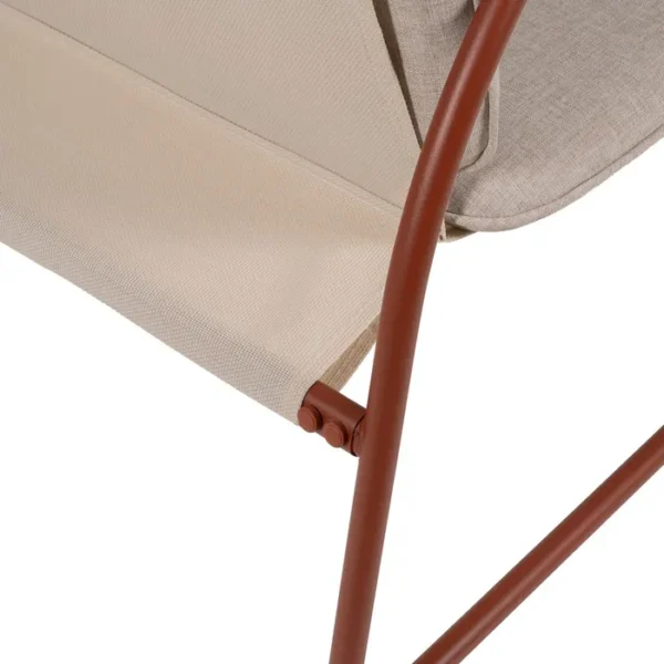 Conjunto de jardín artesanal compuesto por un sofá, dos sillas y una mesa. Fabricado con materiales resistentes y diseño moderno en tonos neutros, perfecto para crear un espacio acogedor y elegante en tu terraza o jardín. Ideal para disfrutar de momentos al aire libre con estilo y confort.
