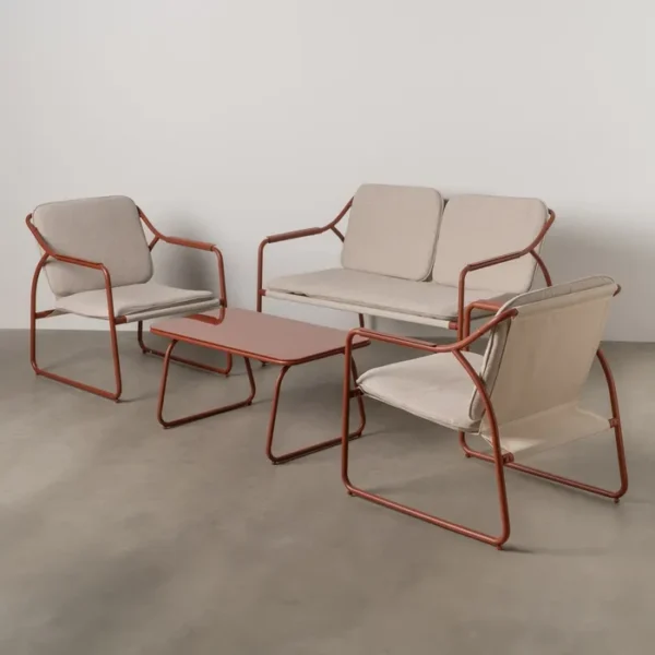 Conjunto de jardín artesanal compuesto por un sofá, dos sillas y una mesa. Fabricado con materiales resistentes y diseño moderno en tonos neutros, perfecto para crear un espacio acogedor y elegante en tu terraza o jardín. Ideal para disfrutar de momentos al aire libre con estilo y confort.