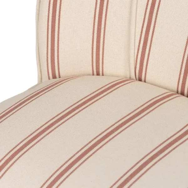 Butaca Artisa disponible en dos elegantes versiones: terracota con rayas y verde con rayas. Su diseño atemporal, combinado con patas de madera de caucho, la convierte en una pieza versátil y acogedora para cualquier espacio. Ideal para añadir calidez y personalidad a tu hogar.