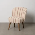 Butaca Artisa disponible en dos elegantes versiones: terracota con rayas y verde con rayas. Su diseño atemporal, combinado con patas de madera de caucho, la convierte en una pieza versátil y acogedora para cualquier espacio. Ideal para añadir calidez y personalidad a tu hogar.
